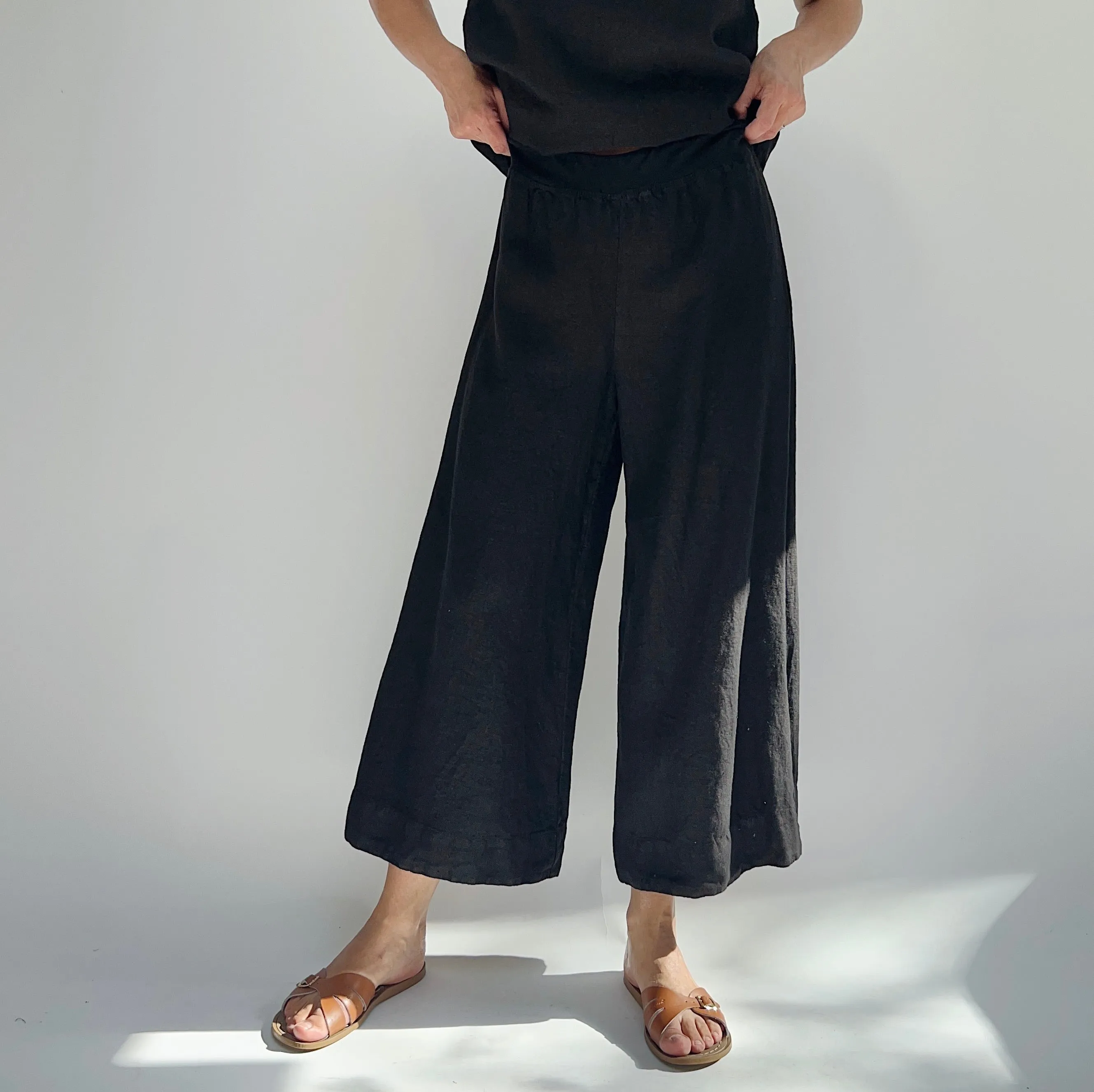 Cut Loose | Wide Leg Linen Cropped Pant in Black