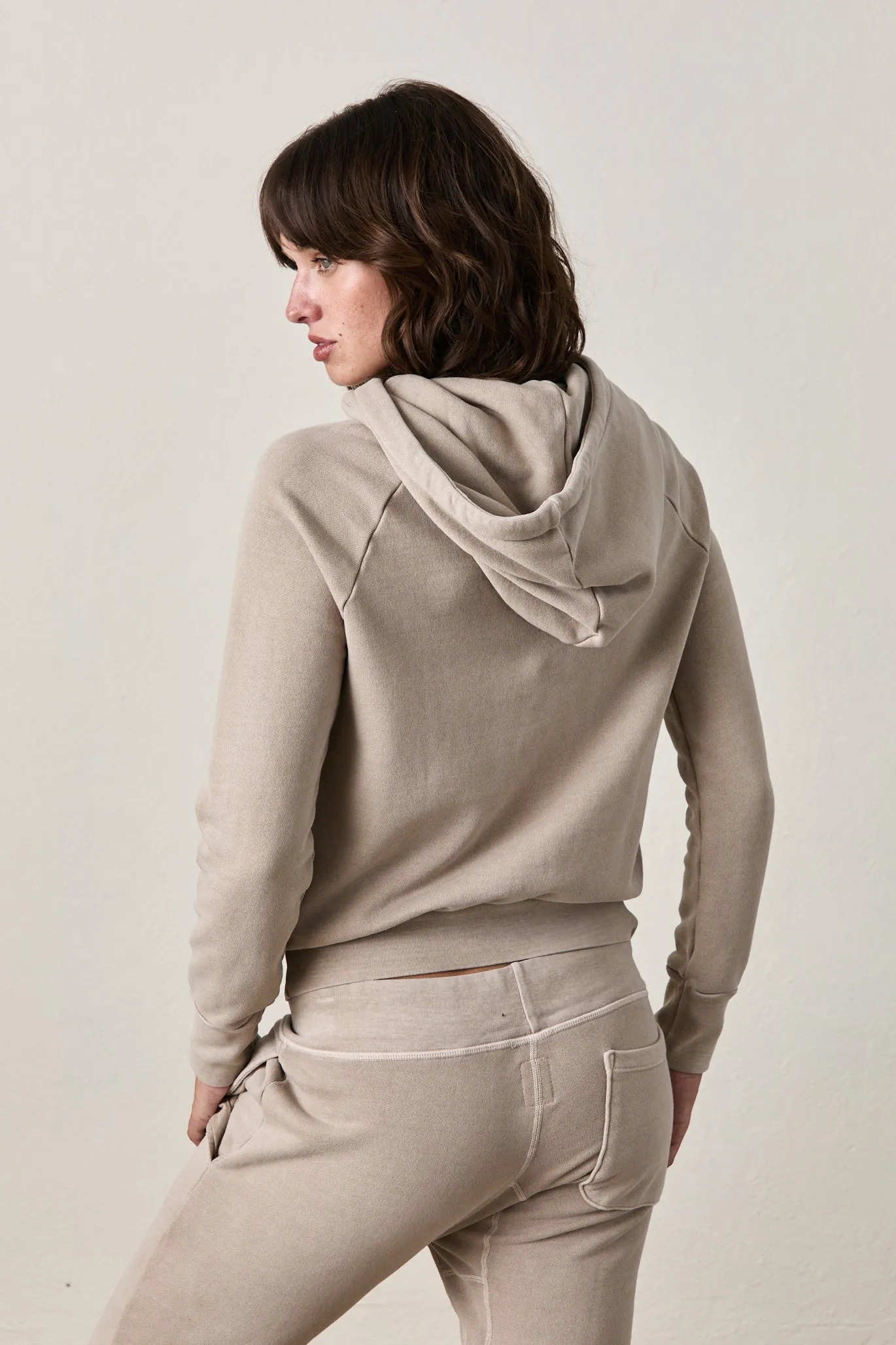 LISSE FITTED PULLOVER HOODY / SABLE